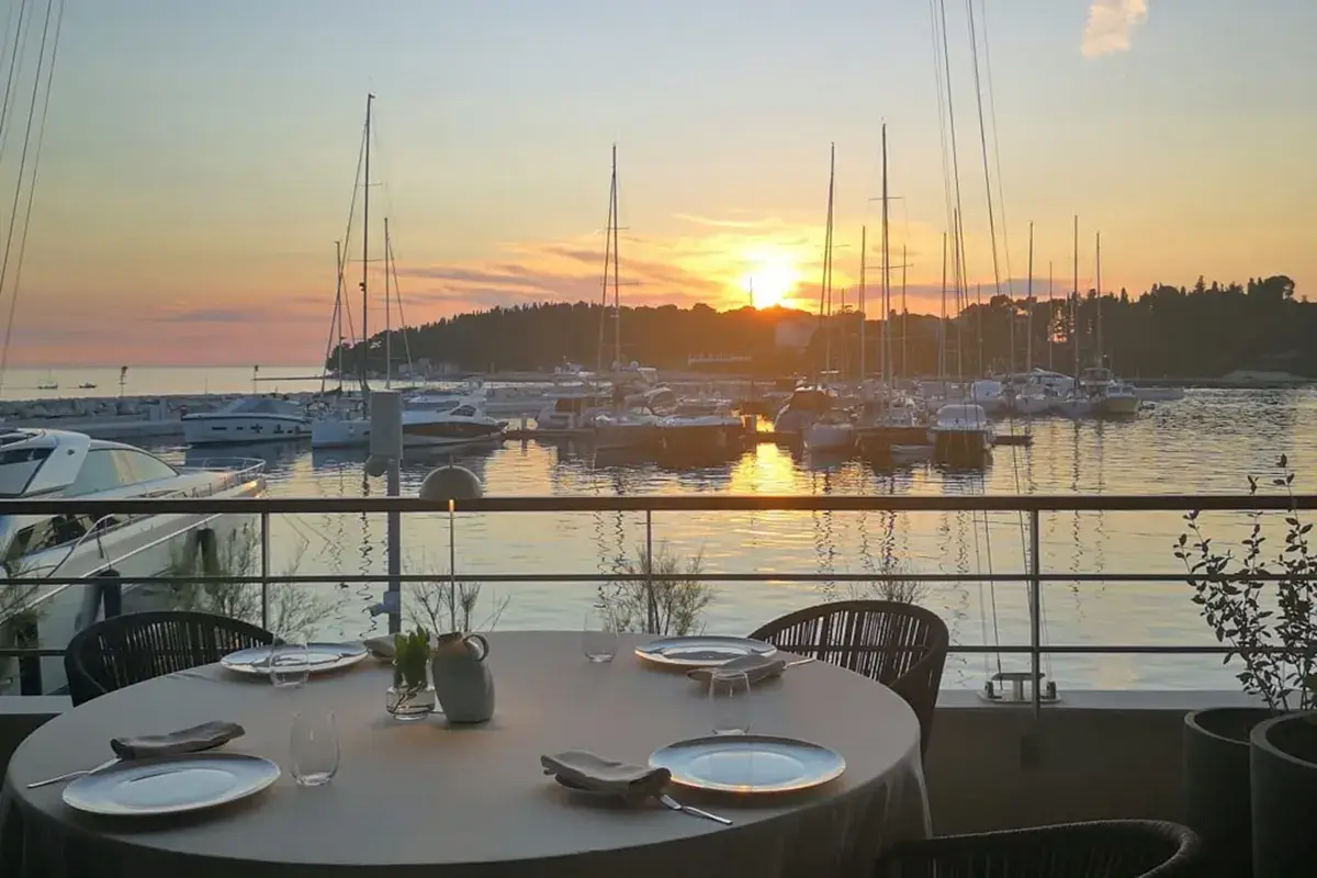 La terrazza Agli Amici sbarca a Rovigno. Menu tradizionale, vista mozzafiato